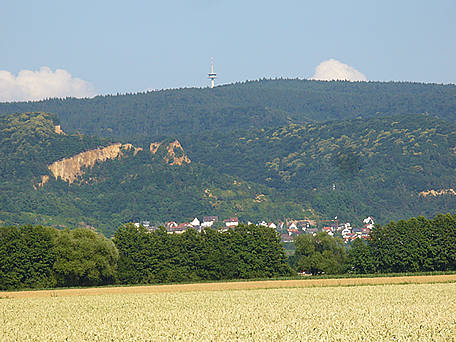 Typisch Dossenheimer Ansicht. Porphyr-Steinbruch und Fernmeldeturm auf dem "Weißen Stein" aus der Ebene gesehen; Blick von Westen.